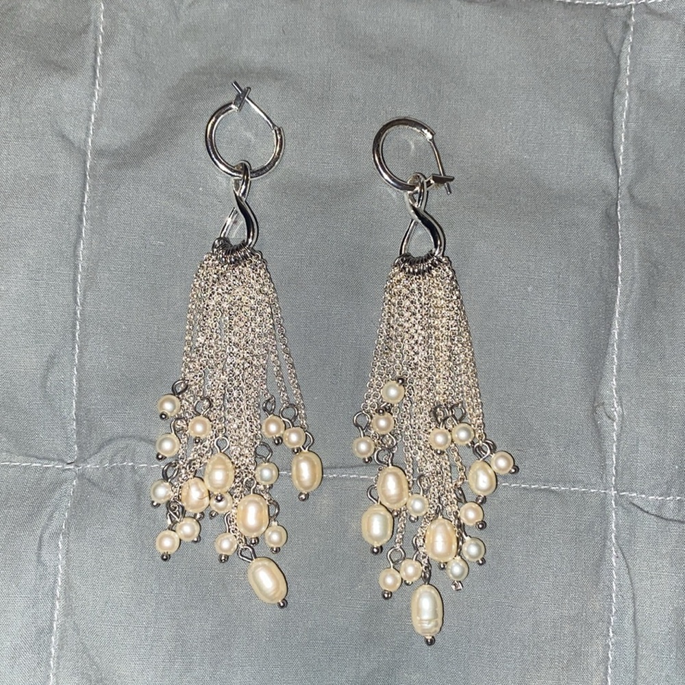 🤍🩶🤍NWOT Elegant Silver and Cream Pearl Dangle Earrings